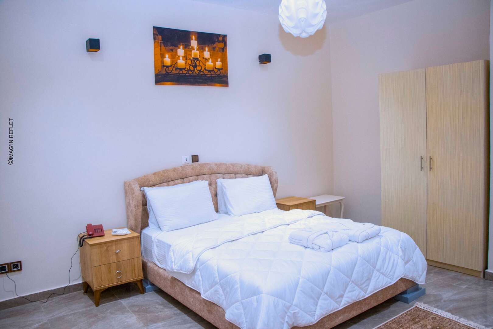 Chambre du complexe O'bord avec grand lit double et peignoirs