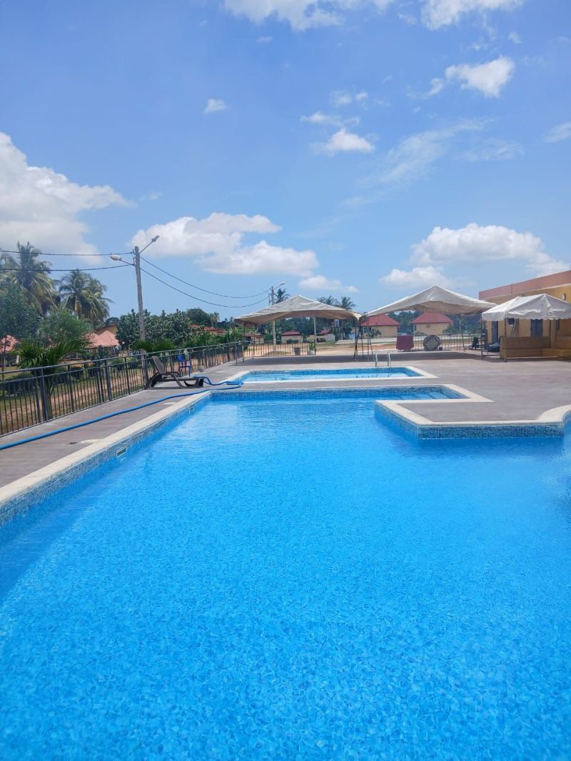 La grande piscine et sa terrasse